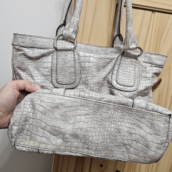 Guess Purse - Picture 3 of 9